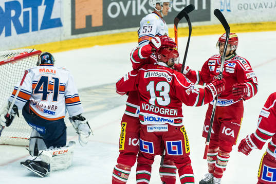 Modos Simon Önerud gör 2-0 målet på Växjös målvakt