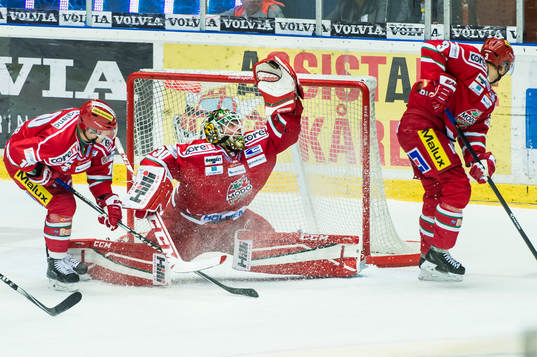 Modos målvakt Linus Ullmark räddar en puck