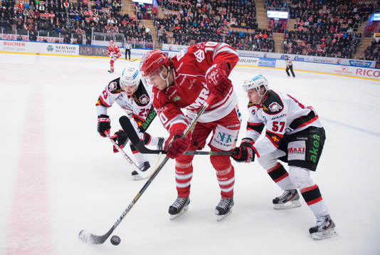 Timrås Johan Persson med puck jagas av Malmö Redhawks