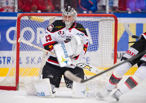 Malmö Redhawks målvakt Niko Hovinen räddar