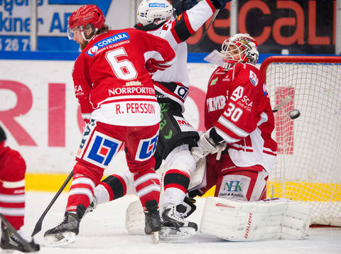 Timrås målvakt Mika Norja släpper in pucken från skott