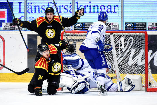 Brynäs Tim Wallace är i målgårde när hans puck går