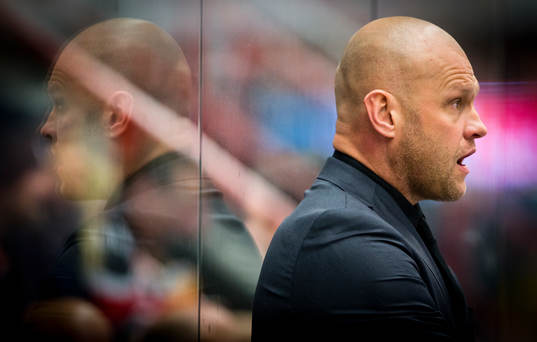 s tränare Andreas Johansson och hans skugga deppar