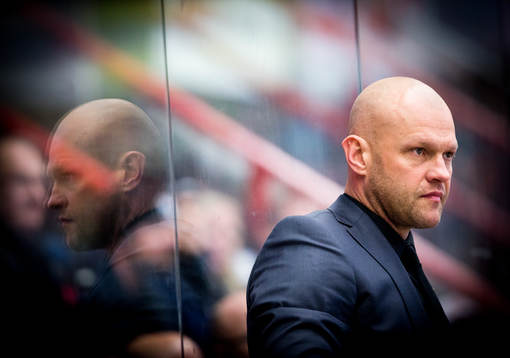 s tränare Andreas Johansson och hans skugga deppar