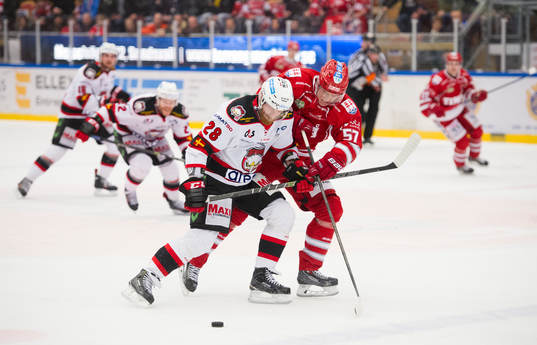 Malmö Redhawks Jens Olsson i närkamp mot Timrås Anton