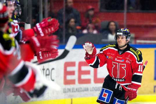 Örebros Derek Ryan jublar