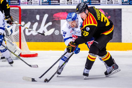 Leksands Robin Gartner och Brynäs Jonas Nordquist i en