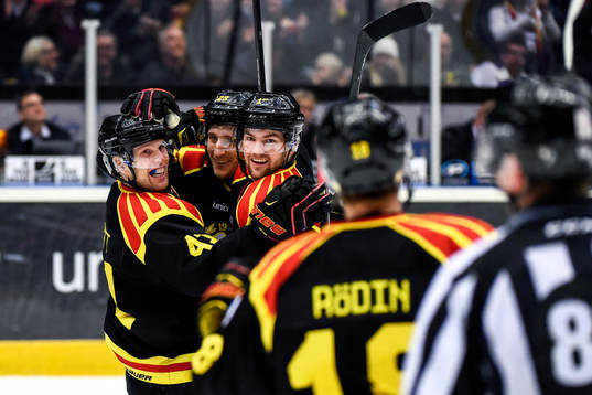 Brynäs Greg Scott, Bill Sweatt och Simon Bertilsson jublar