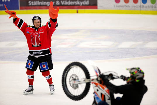 Örebros målvakt Julius Hudacek åker motorcykel på isen