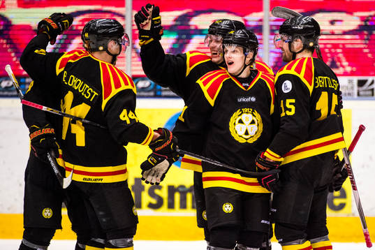 Brynäs Daniel Mannberg jublar med lagkamraterna