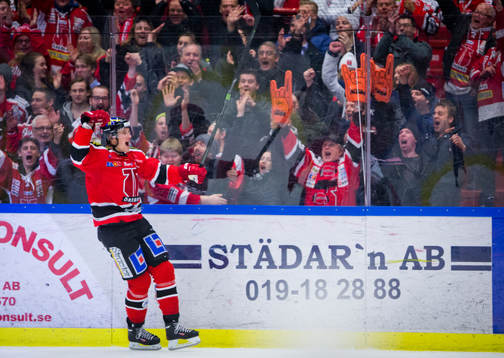 Örebros Mikko Lehtonen gör 8-2 och jublar framför klacken