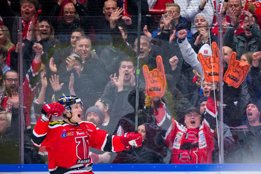 Örebros Mikko Lehtonen gör 8-2 och jublar framför klacken