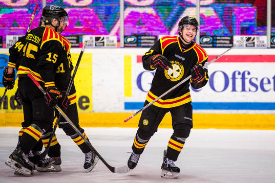 Brynäs Pathrik Westerholm, th, jublar