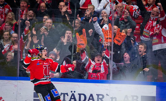 Örebros Mikko Lehtonen gör 8-2 och jublar framför klacken