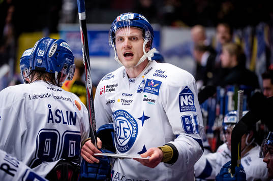 Leksands lagkapten Johan Ryno samlar lagkamraterna för