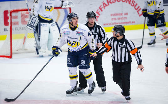 s Chris Campoli är arg och skriker