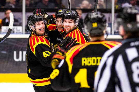 Brynäs Greg Scott, Bill Sweatt och Simon Bertilsson jublar