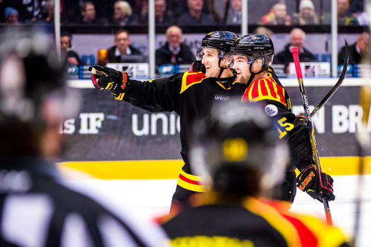 Brynäs Bill Sweatt och Simon Bertilsson jublar