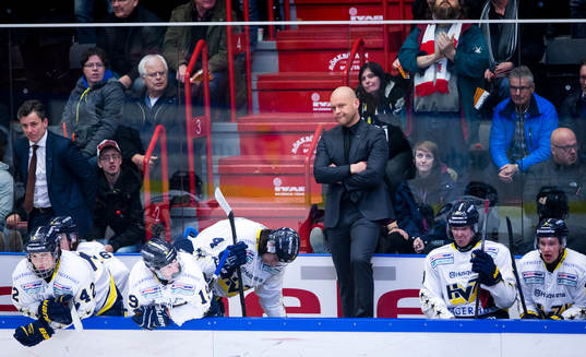 s tränare Andreas Johansson deppar