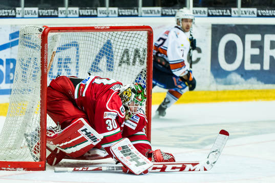 Växjös Jeff Tambellini lägger straffen mot Modos