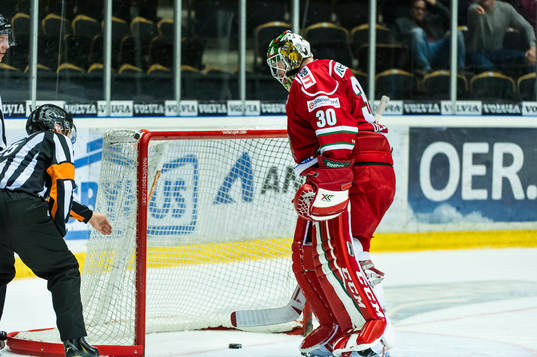 Modos målvakt Linus Ullmark och Domare Marcus Vinnerborg