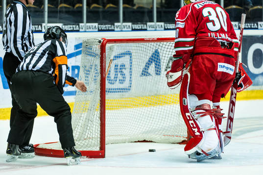 Modos målvakt Linus Ullmark och Domare Marcus Vinnerborg