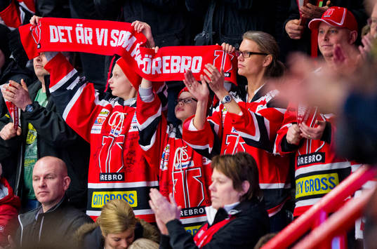Örebro supportrar ställde sig upp de sista minuterna i