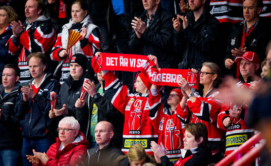 Örebro supportrar ställde sig upp de sista minuterna i