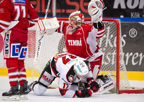 Malmö Redhawks Mathias Tjärnqvist i målgården framför