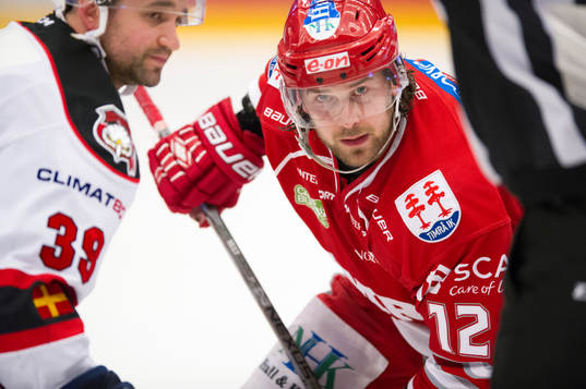 Timrås André Hult tekar mot Malmö Redhawks Eric Himelfarb