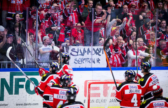 Örebrojubel framför hemmafansen
