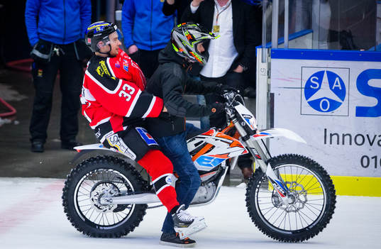 Örebros målvakt Julius Hudacek spexar på en motocross
