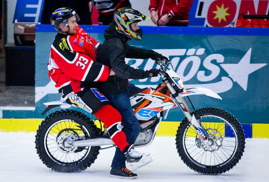 Örebros målvakt Julius Hudacek spexar på en motocross