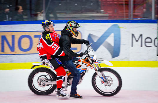 Örebros målvakt Julius Hudacek spexar på en motocross