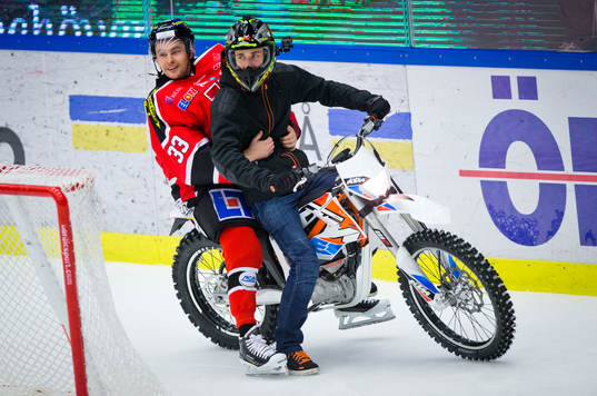 Örebros målvakt Julius Hudacek spexar på en motocross