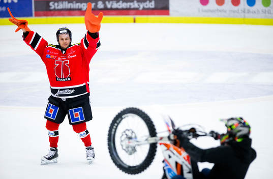Örebros målvakt Julius Hudacek spexar på en motocross