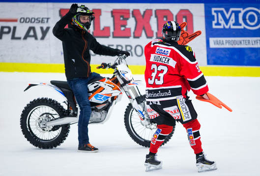Örebros målvakt Julius Hudacek spexar på en motocross