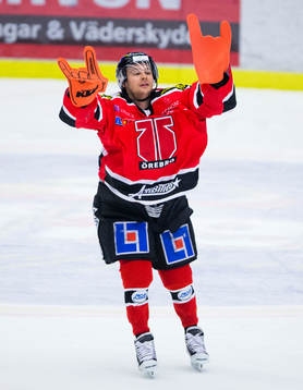 Örebros målvakt Julius Hudacek spexar