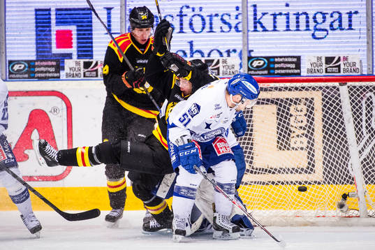 Brynäs Tim Wallace faller i målgården samtidigt som