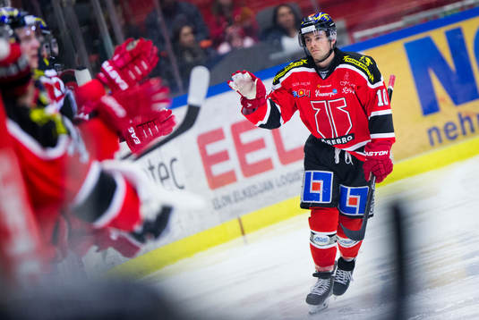 Örebros Derek Ryan gör 4-0 och jublar