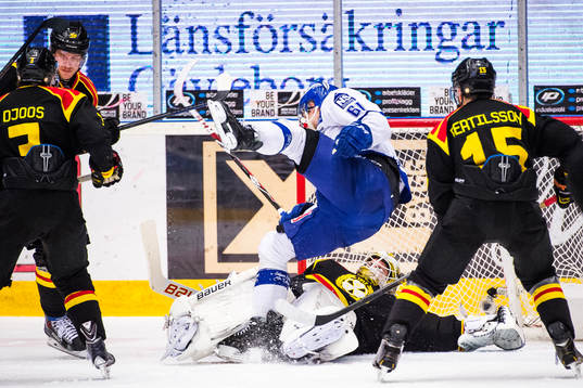 Leksands Johan Ryno faller över Brynäs målvakt Bernhard