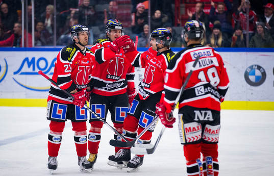 Örebros Tomas Skogs gör 1-0 och jublar med Derek Ryan och