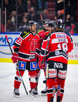 Örebros Tomas Skogs gör 1-0 och jublar med Derek Ryan och