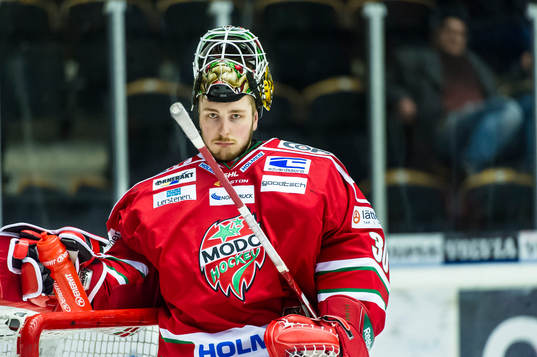Modos målvakt Linus Ullmark med vattenflaskan som pucken
