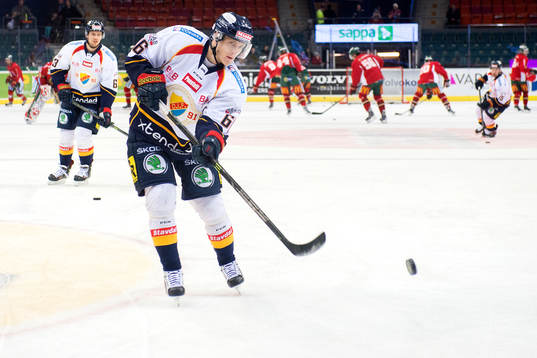 Djurgårdens Marcus Sörensen värmer upp innan en