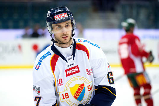 Djurgårdens Simon Gysbers värmer upp innan en