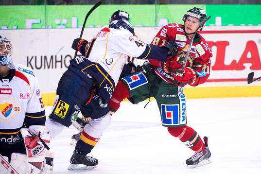 Djurgårdens Alexander Falk trycker till Frölundas Ryan