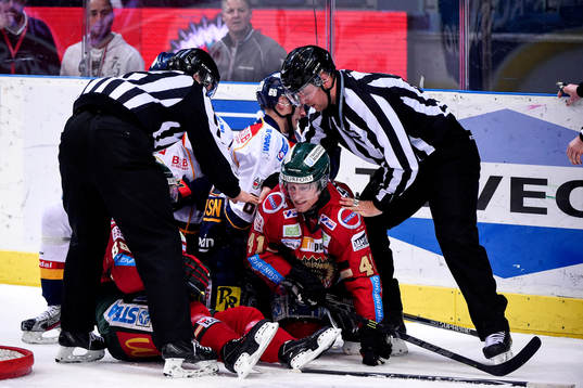 Heta känslor i sluter av ishockeymatchen i SHL mellan