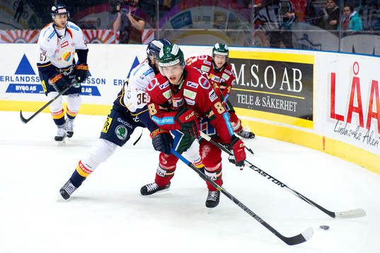 Frölundas Andreas Johnson jagas av Djurgårdens Philip Holm