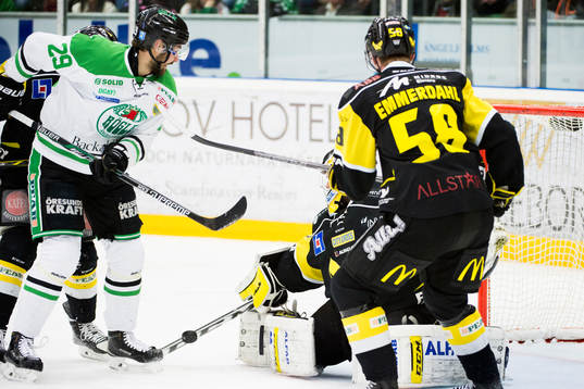Rögles Ludvig Rensfeldt (tv) gör 1-0 bakom Västerås